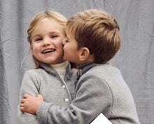 Lade das Bild in den Galerie-Viewer, Kinder Jacke aus weicher Lambswool
