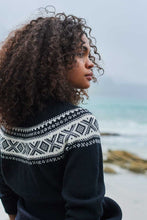 Lade das Bild in den Galerie-Viewer, Merinowollpullover Vagsoy schwarz