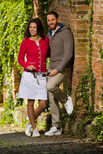 Lade das Bild in den Galerie-Viewer, rote trachtenstrickjacke wird von einer braunhaarigen dame getragen. neben ihr steht ein herr welcher eine hellbraune trachtenkapuzenjacke trägt.e