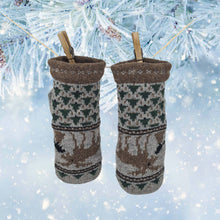 Lade das Bild in den Galerie-Viewer, Hellgraue Wollfäustlinge mit gesticktem Elch am Handrücken hängen an einem Seil-Im Hintergrund sieht man Eiskristalle