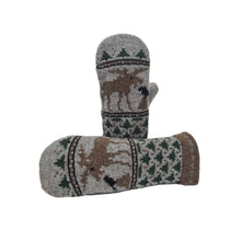 Lade das Bild in den Galerie-Viewer, Graue Norwegerhandschuhe mit braunem Elch und grünen kleinen Bäumen auf der Außenseite