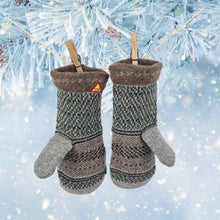 Lade das Bild in den Galerie-Viewer, Innenseite von grau-grünen Fäustlingen. Sie hängen an einem Seil. Im Hintergrund sieht man Eiskristalle