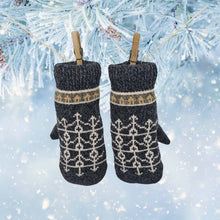 Lade das Bild in den Galerie-Viewer, Dunkelgraue Fäustlinge mit Norwegischem Muster hängen an einem Seil. Im Hintergrund sieht man Eiskristalle