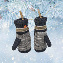 Lade das Bild in den Galerie-Viewer, Innenseite von dunkelgrauen Norwegischen Fäustlingen hängen an einem Seil. Im Hintergrund sieht man Eiskristalle