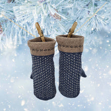 Lade das Bild in den Galerie-Viewer, Mittelblaue Fäustlinge mit Norwegermuster und hellbraunem Bund hängen an einem Seil. Im Hintergrund sieht man Eiskristalle