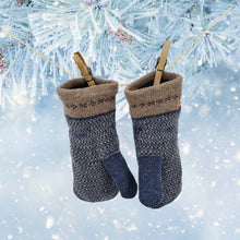 Lade das Bild in den Galerie-Viewer, Innenseite von Mittelblauen Fäustlingen mit hellbraunem Randhängen an einem Seil. Im Hintergrund sieht man Eiskristalle