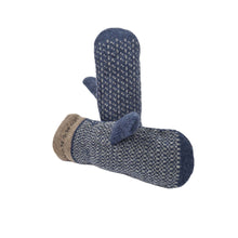 Lade das Bild in den Galerie-Viewer, Innenseite von blauen Norwegerfäustlingen mit weißen Punkten