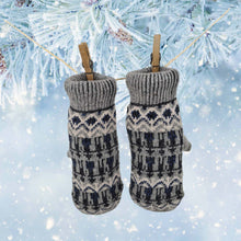 Lade das Bild in den Galerie-Viewer, Mittelgraue Fäustlinge mit Norwgermuster hängen an einem Seil-Im Hintergrund sieht man Eiskristalle