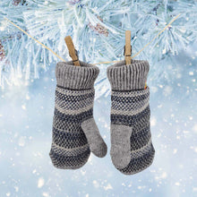 Lade das Bild in den Galerie-Viewer, Innenseite von mittelgrauen Fäustlingen welche an einem Seil hängen-Im Hintergrund sieht man Eiskristalle