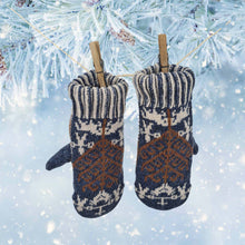 Lade das Bild in den Galerie-Viewer, Blaue Fäustlinge mit Norwegermuster hängen an einem Seil-Im Hintergrund sieht man Eiskristalle