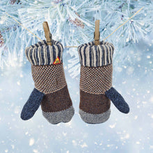 Lade das Bild in den Galerie-Viewer, Blaue Fäustlinge mit Norwegermuster hängen an einem Seil-Im Hintergrund sieht man Eiskristalle