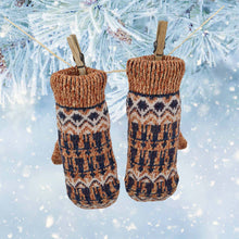 Lade das Bild in den Galerie-Viewer, Orange-blaue Fäustlinge hängen an einem Seil. Im Hintergrund sieht man Eiskristalle