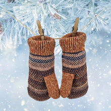 Lade das Bild in den Galerie-Viewer, Innenseite von orange blauen Fäustlingen hangen an einem Seil. Im Hintergrund sieht man Eiskristalle