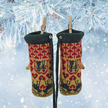 Lade das Bild in den Galerie-Viewer, Gelb orange Fäustlinge mit Norwegermuster hängen an einem Seil. Im Hintergrund sieht man Eiskristalle