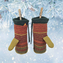 Lade das Bild in den Galerie-Viewer, Innenseite von gelb orangen Fäustlingen mit Norwegermuster. Im Hintergrund sieht man Eiskristalle