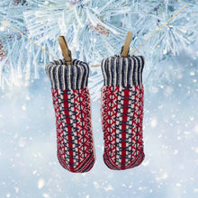 Lade das Bild in den Galerie-Viewer, Vorderseite von Fäustlingen mit Norwegermuster hängen an einem Seil-Im Hintergrund sieht man Eiskristalle