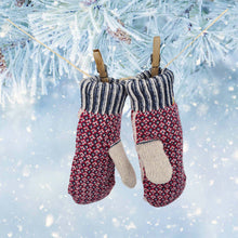 Lade das Bild in den Galerie-Viewer, Innenseite von roten Fäustlingen mit Norwgermuster hängen an einem Seil-Im Hintergrund sieht man Eiskristalle