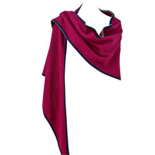 Lade das Bild in den Galerie-Viewer, Dreieckstuch aus Merinowolle in Farbe weinrot Vorderseite
