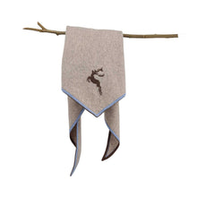 Lade das Bild in den Galerie-Viewer, Dreieckstuch aus Merino Lambswool in beige mit hellblauer Umrandung dekorativ über Ast gehängt