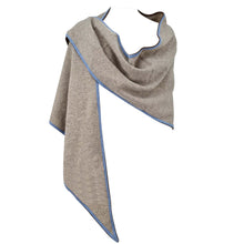 Lade das Bild in den Galerie-Viewer, Voderseite eines Dreieckstuches aus Merinowolle in beige mit hellblauer Umrandung