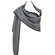 Lade das Bild in den Galerie-Viewer, Dreieckstuch aus Merinowolle in hellgrau mit roter und grüner Umrandung