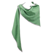 Lade das Bild in den Galerie-Viewer, Dreieckstuch aus Wolle in Grasgrün Vorderseite