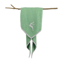 Lade das Bild in den Galerie-Viewer, Dreieckstuch aus Merinowolle in Grasgrün dekorativ über Ast gehängt