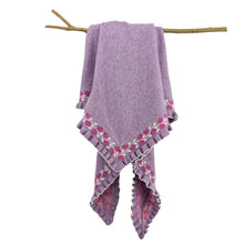 Lade das Bild in den Galerie-Viewer, Lila Dreieckstuch aus Lambswool mit Rosenborte hängt dekorativ über einem Ast