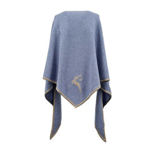 Lade das Bild in den Galerie-Viewer, Rückseite eines Dreieckstuches aus Merinowolle in hellblau mit hellgrauer Umrandung
