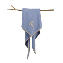 Lade das Bild in den Galerie-Viewer, Dreieckstuch aus Merinowolle in hellblau mit hellgrauer Umrandung dekorativ über Ast gehängt