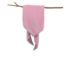 Lade das Bild in den Galerie-Viewer, Dreieckstuch aus Merinowolle in rosa mit hellgrauer Einfassung hängt dekorativ über Ast