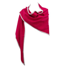 Lade das Bild in den Galerie-Viewer, Dreieckstuch aus Merinowolle in hellrot mit hellgrauer Einfassung Vorderseite