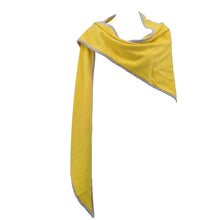 Lade das Bild in den Galerie-Viewer, Gelbes Dreieckstuch aus Merinowolle