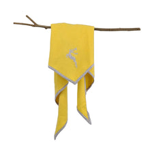 Lade das Bild in den Galerie-Viewer, Gelbes Merinowolldreieckstuch dekorativ über Ast gehängt