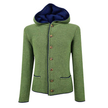Lade das Bild in den Galerie-Viewer, hellgrüne Kapuzenstrickjacke aus Merinowolle -Kapuze hat eine dunkelblaue warme Innenfütterung-Rand des Hoodies und Taschen sind dunkelblau eingefasst