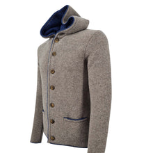 Lade das Bild in den Galerie-Viewer, beige Kapuzenstrickjacke mit Rinderhornknopf-Kapuzeninnenseite ist blau gefüttert-Ränder und Taschen des Merinowollcardigans sind ebenfalls blau eingefaßt