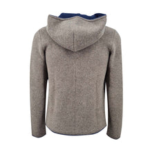 Lade das Bild in den Galerie-Viewer, beige Kapuzenstrickjacke mit Rinderhornknopf-Kapuzeninnenseite ist blau gefüttert-Ränder und Taschen des Merinowollcardigans sind ebenfalls blau eingefaßt-Man sieht die Rückseite