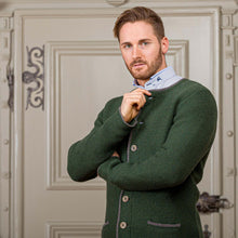 Lade das Bild in den Galerie-Viewer, Herren Merinostrickjacke Traunsee - Der Klassiker in moos