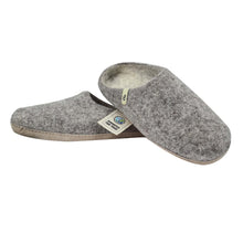 Lade das Bild in den Galerie-Viewer, Filzhausschuhe in hellgrau